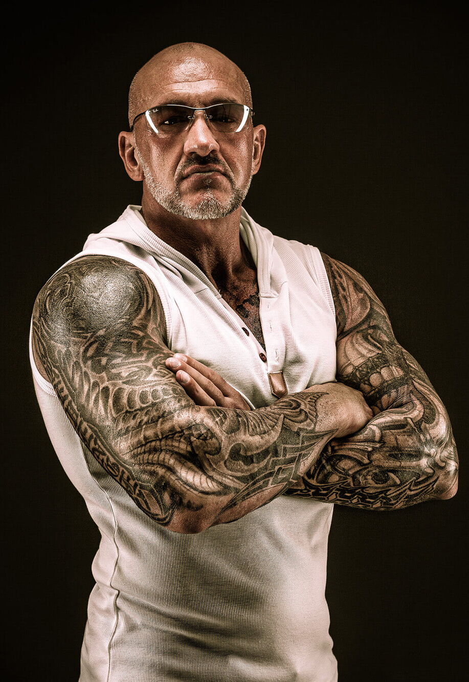Fotograf Luzern Kahlköpfiger tätowierter Mann mit Sonnenbrille und Tattoos