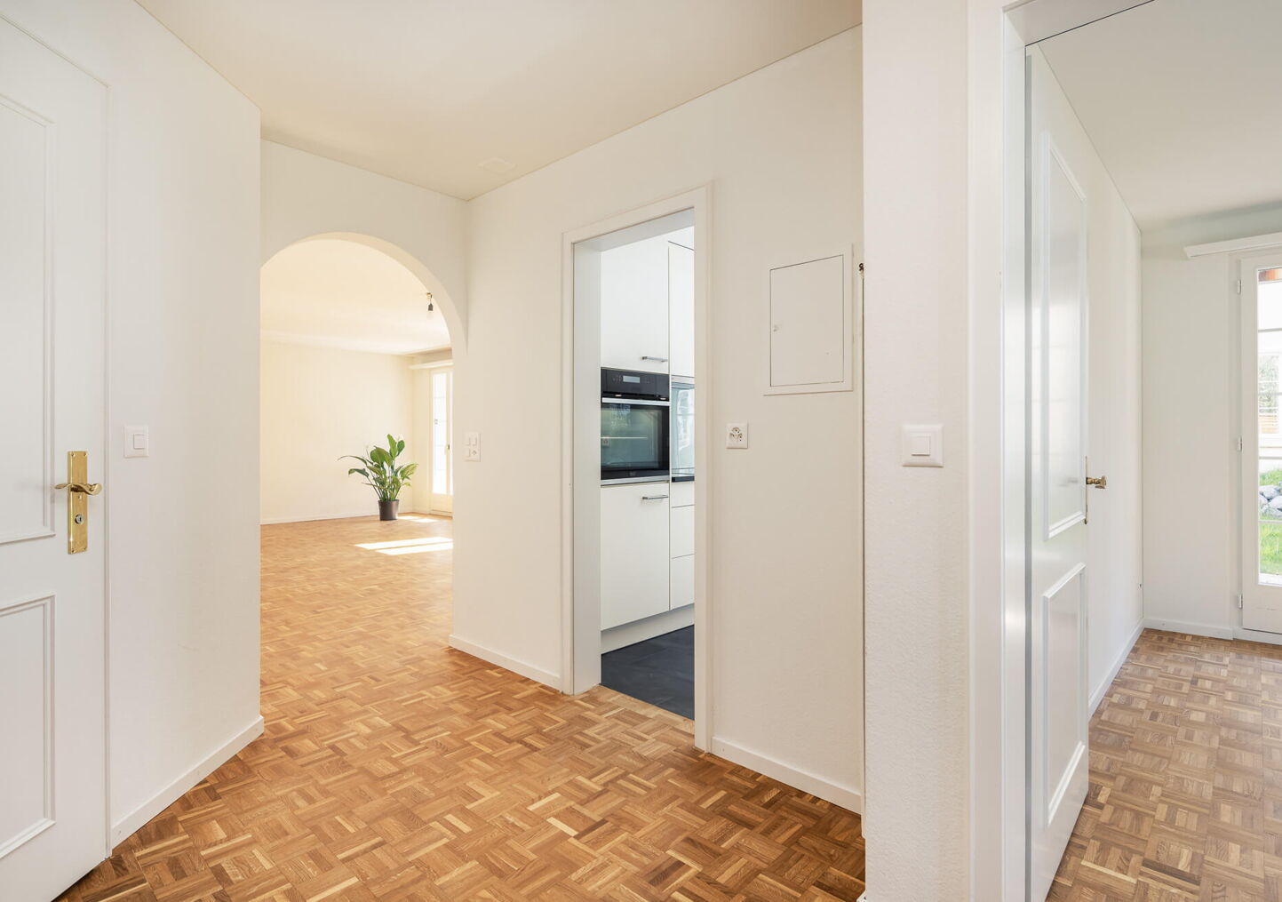 Immobilienfotografie Luzern: Wohnraumansicht von Gang in Wohnraum, Küche und Zimmer