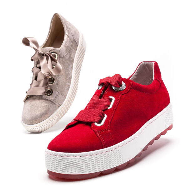 Werbeofotografie: Hellbrauner und rotem Sneaker auf weissem Hintergrund