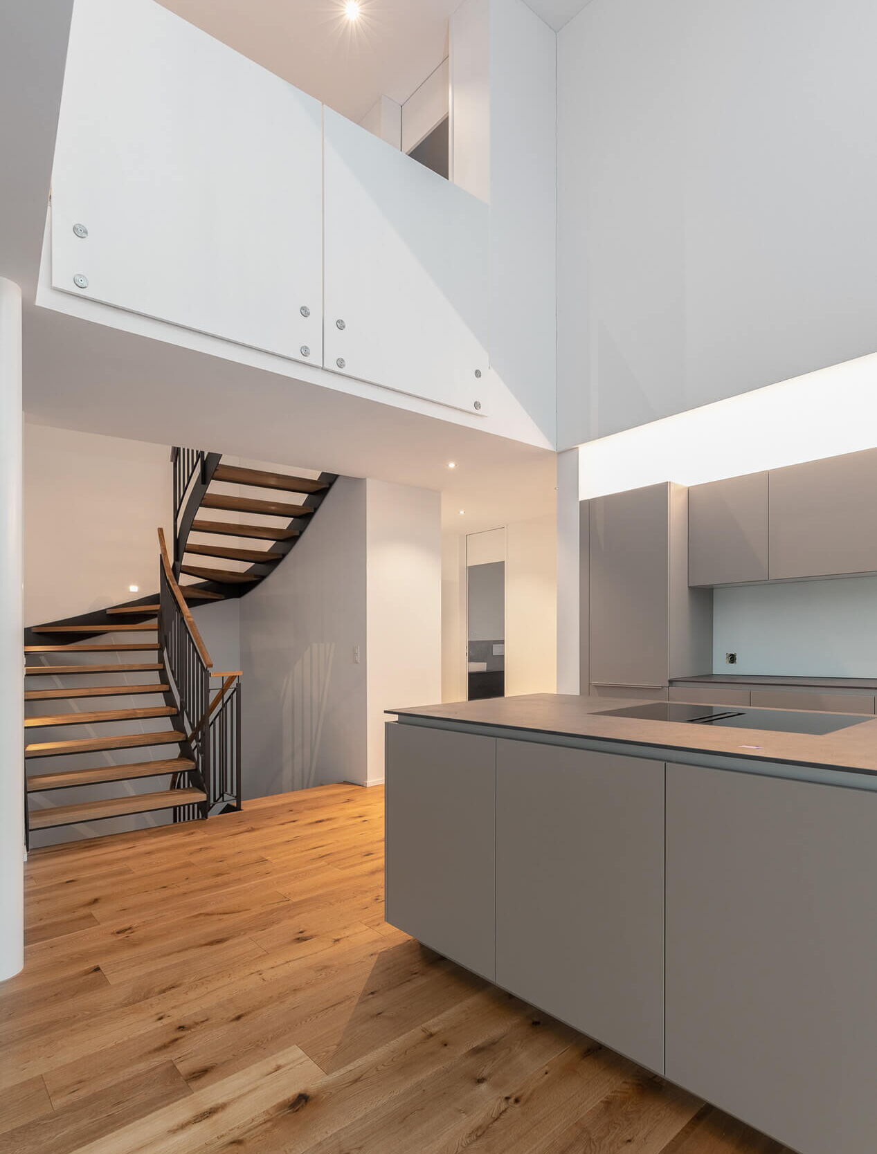 Immobilienfotografie Luzern: Wohnküche mit Treppe und Galerie