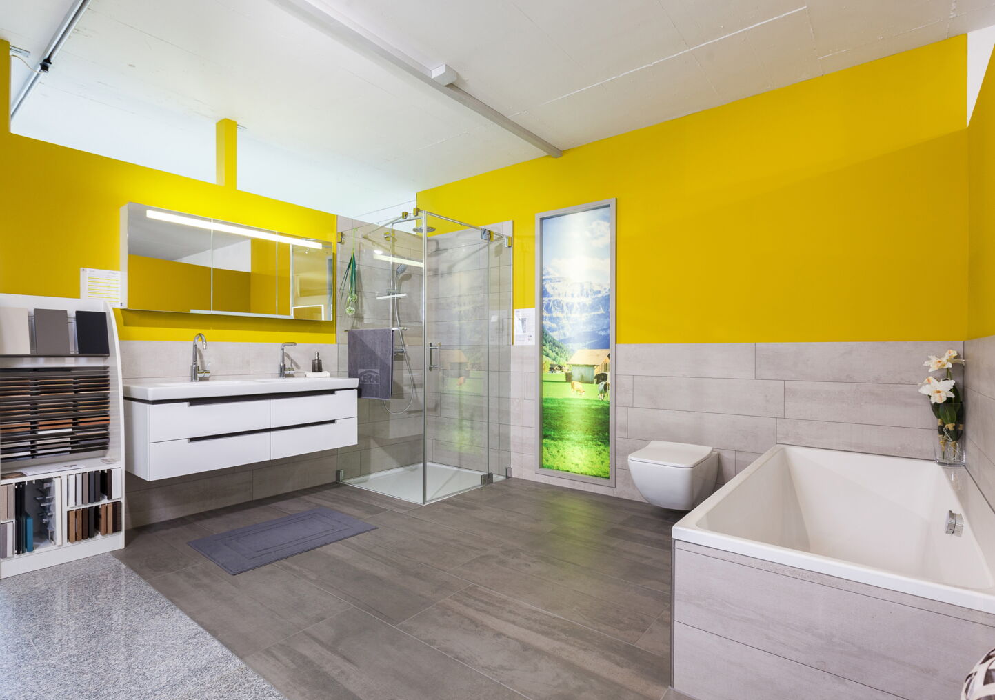 Badmöbel und Spiegelschränke in Showroom mit gelber Wand