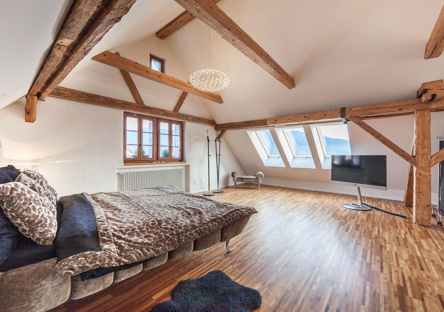 Immobilienfotografie: Altbau-Dachwohnung mit Doppelbett
