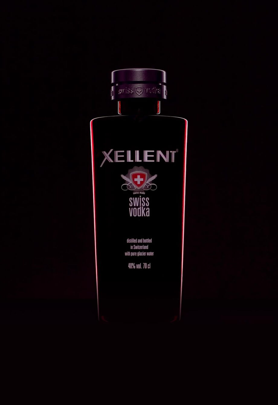 Werbefotografie einer roten Wodkaflasche mit grauem Verschluss auf schwarzem HIntergrund