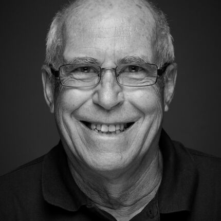 Portraitfotografie von älterem Mann mit Brille