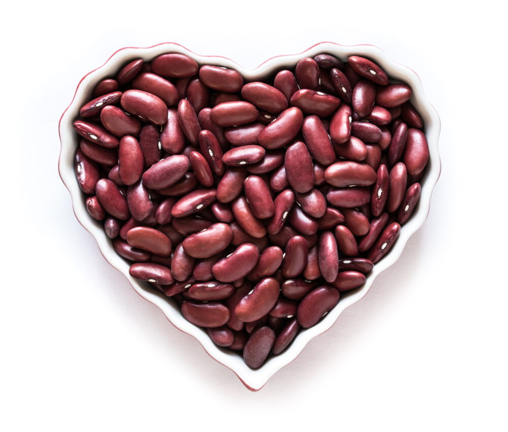 Keramikschale in Herzform mit roten Kidneybohnen gefüllt